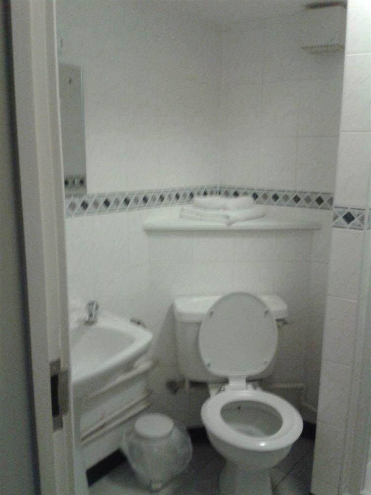 Altrincham Lodge Экстерьер фото